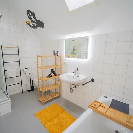 Luxomes - Streetart Old Town Apartment-
