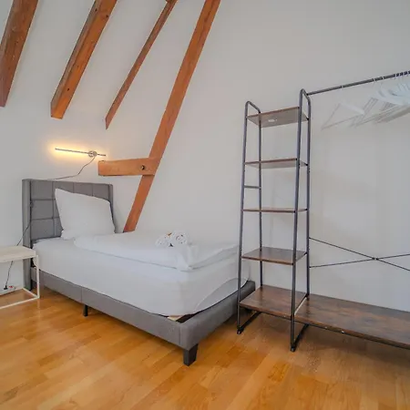 Luxomes - Streetart Old Town Apartment- Ингольштадт