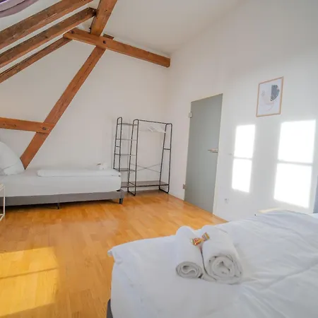 Luxomes - Streetart Old Town Apartment- Apartment *