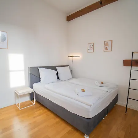 Apartment Luxomes - Streetart Old Town Apartment-