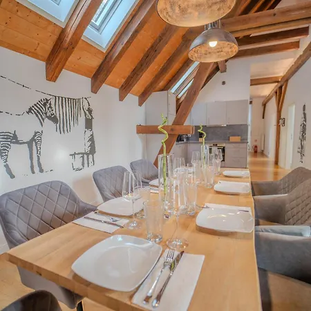 Luxomes - Streetart Old Town Apartment-
