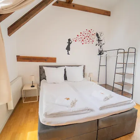 Luxomes - Streetart Old Town Apartment- דירה אינגולשטאט